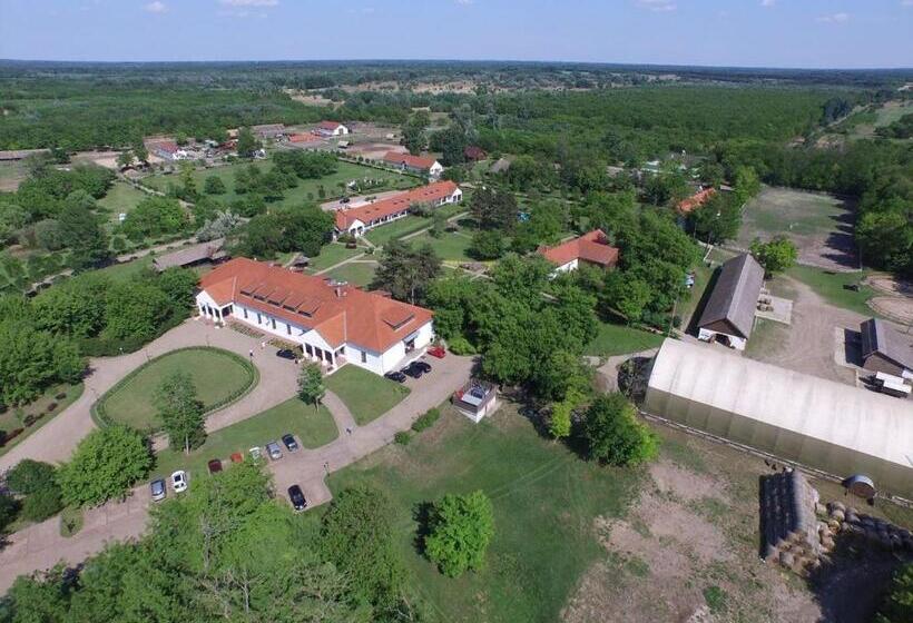 호텔 Sarlóspuszta Club