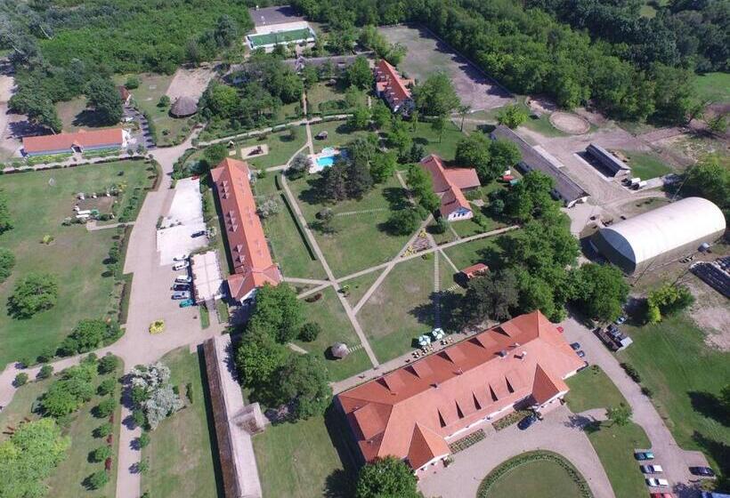 호텔 Sarlóspuszta Club