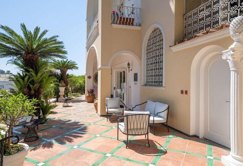 ホテル Sina Flora