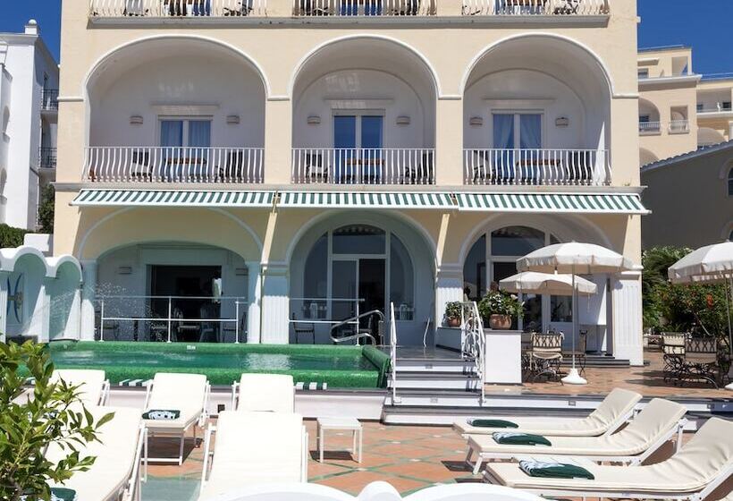 ホテル Sina Flora