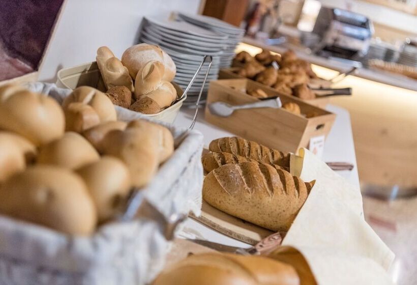 ホテル Brunet  The Dolomites Resort