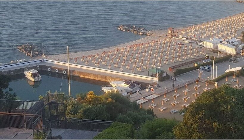 בית מלון כפרי Capo Est