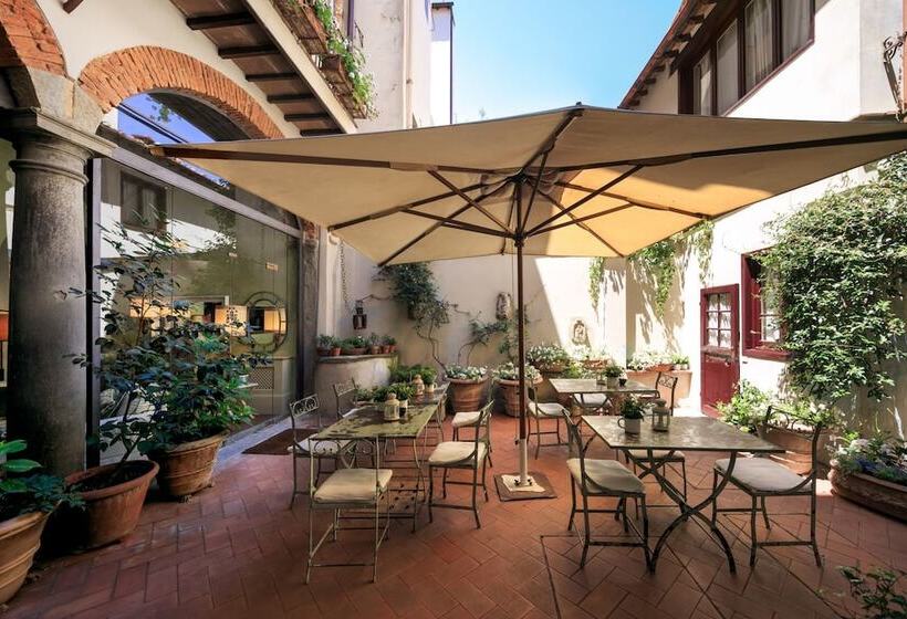 هتل J And J Historic House