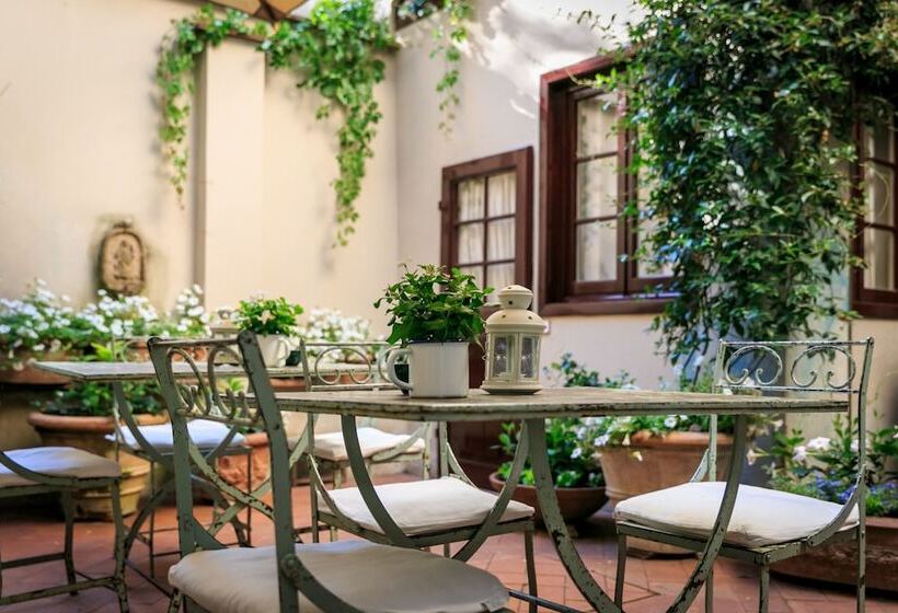 هتل J And J Historic House