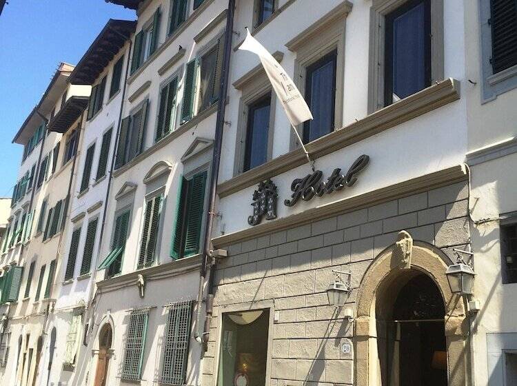 هتل J And J Historic House