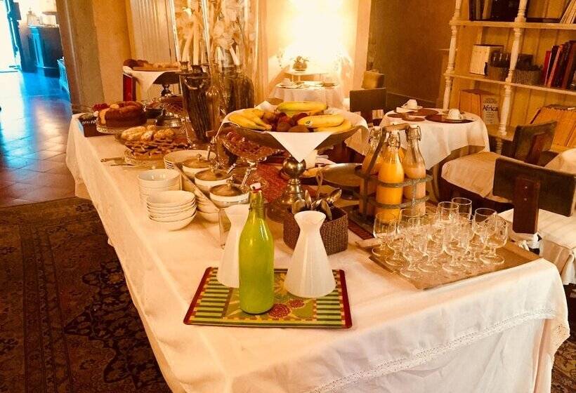 هتل J And J Historic House