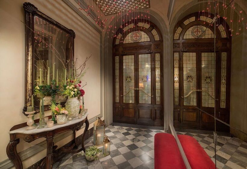 ホテル NH Collection Firenze Porta Rossa