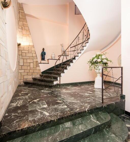 هتل Ambasciatori Palace