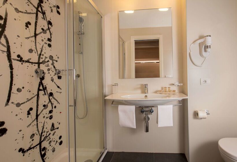 בית מלון כפרי American Palace Eur