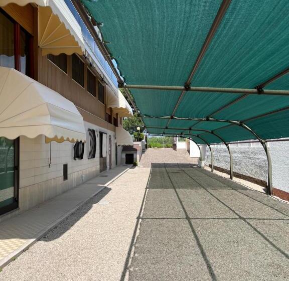 בית מלון כפרי Astoria