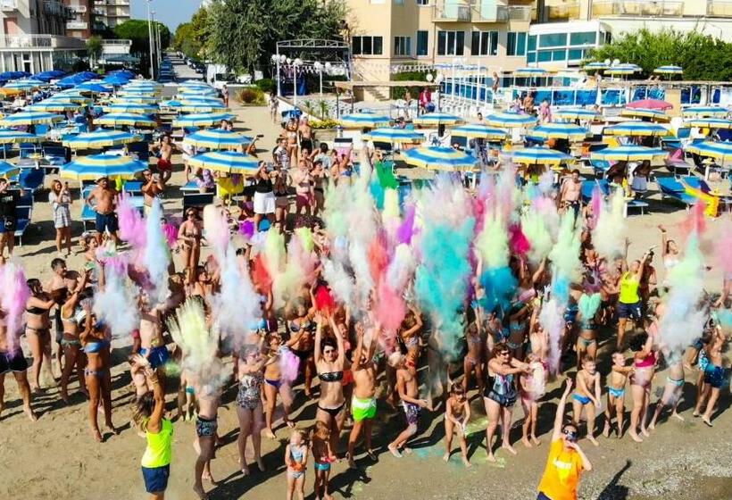 Отель Bikini Tropicana Family