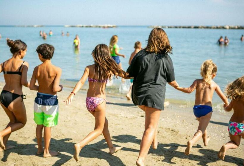 Отель Bikini Tropicana Family