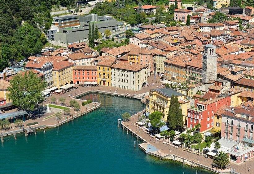 Отель Portici Romantik & Wellness