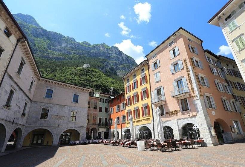 Отель Portici Romantik & Wellness