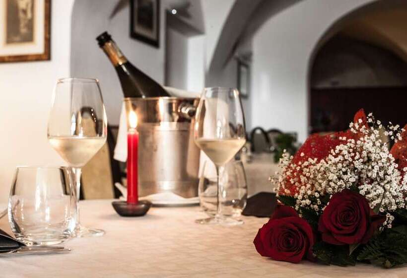 Отель Portici Romantik & Wellness