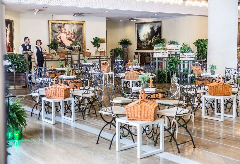 Hotel Rome Cavalieri A Waldorf Astoria