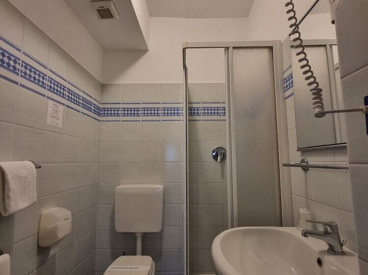 Green Class Hotel Astoria