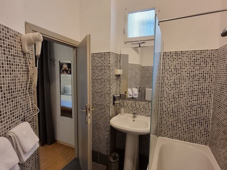 Green Class Hotel Astoria