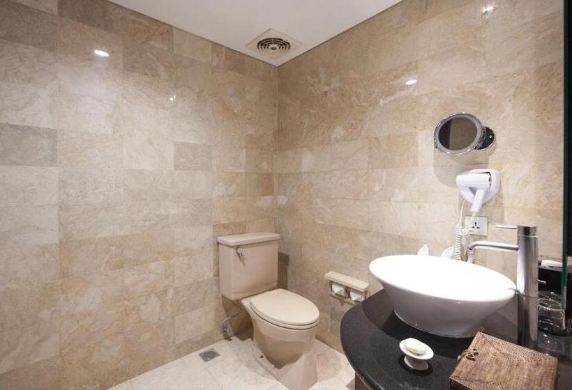 فندق Legian Beach