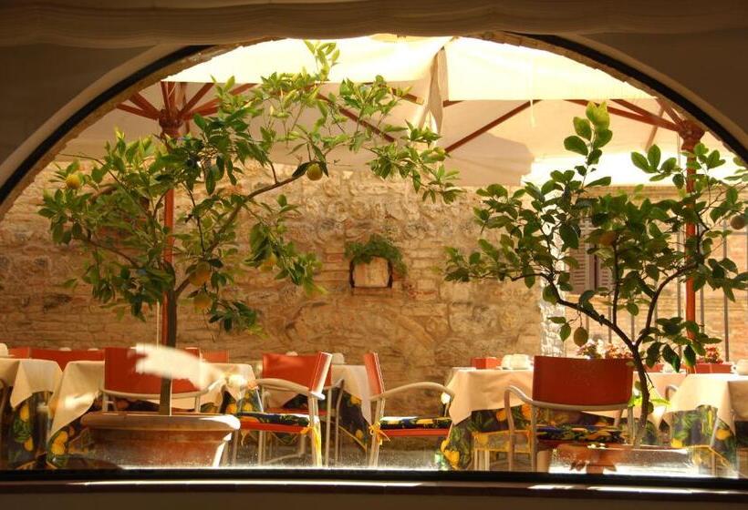 Отель Leon Bianco