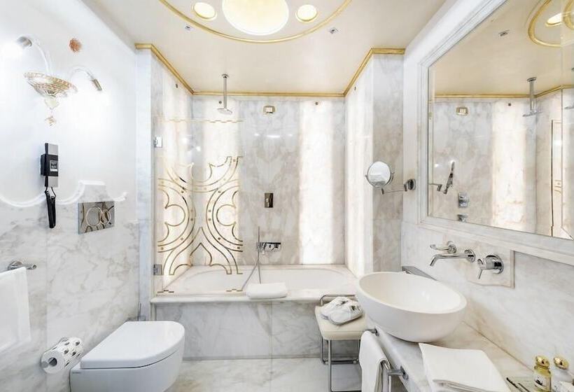 Отель Monaco & Grand Canal