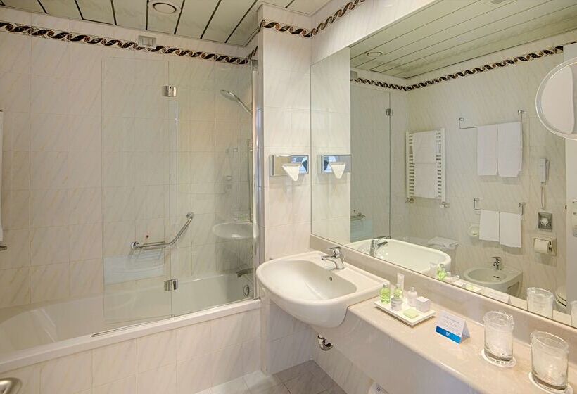 בית מלון כפרי NH Trieste