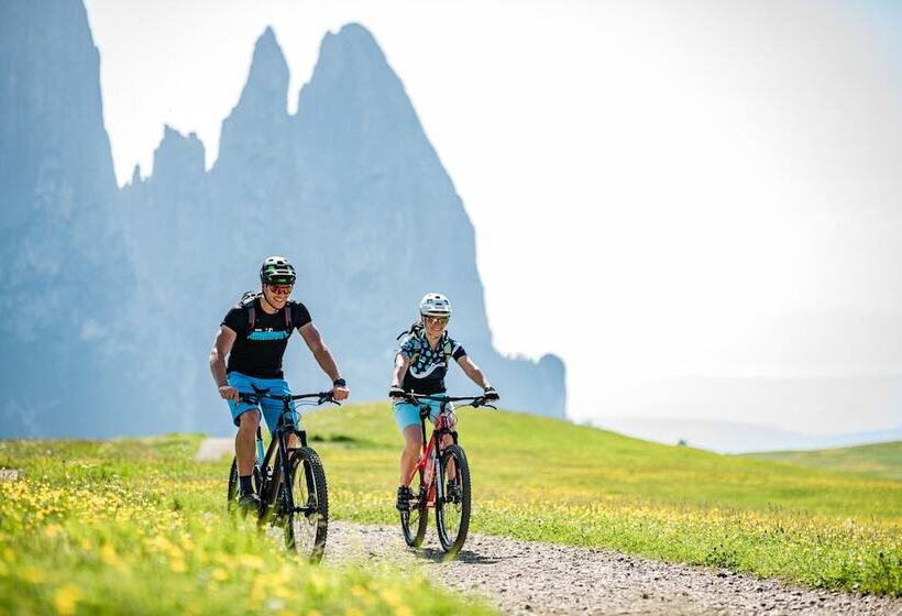 Отель Waldrast Dolomites