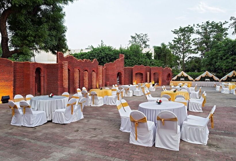 ホテル Clarks Avadh