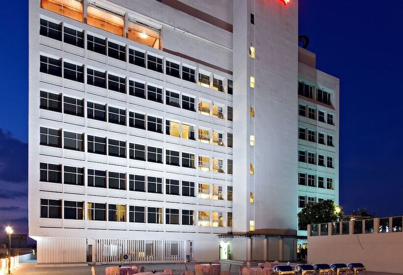 ホテル Clarks Avadh