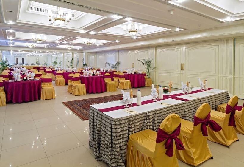 ホテル Clarks Avadh