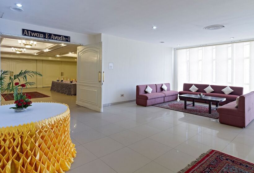 ホテル Clarks Avadh