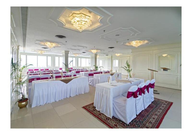 ホテル Clarks Avadh