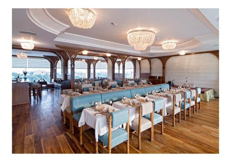 ホテル Clarks Avadh