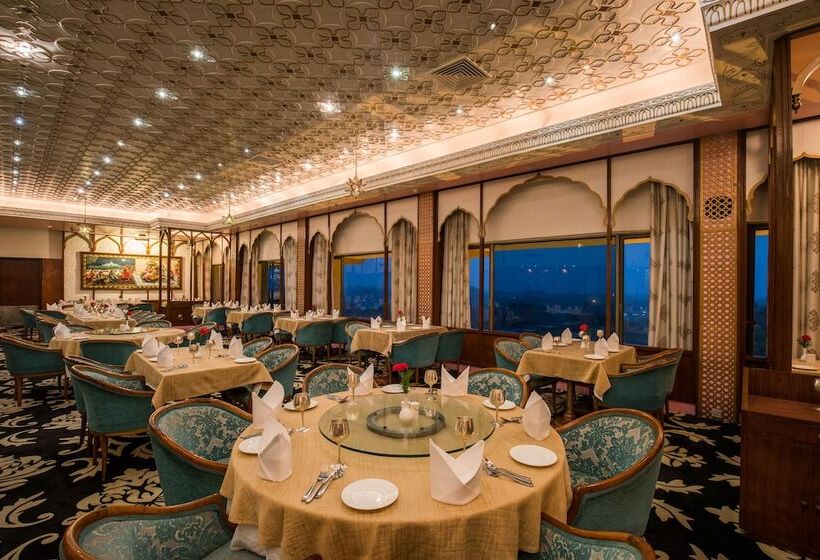 هتل Clarks Shiraz