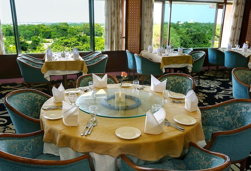 هتل Clarks Shiraz