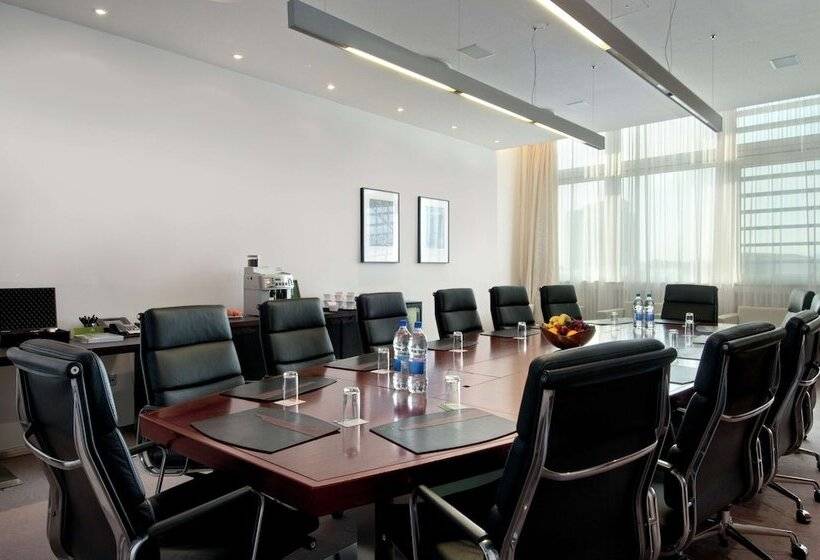 هتل Hilton Reykjavik Nordica