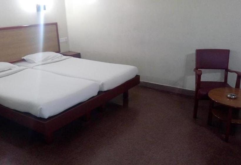 Отель New Woodlands