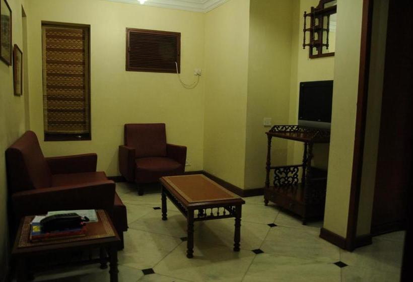 Отель New Woodlands