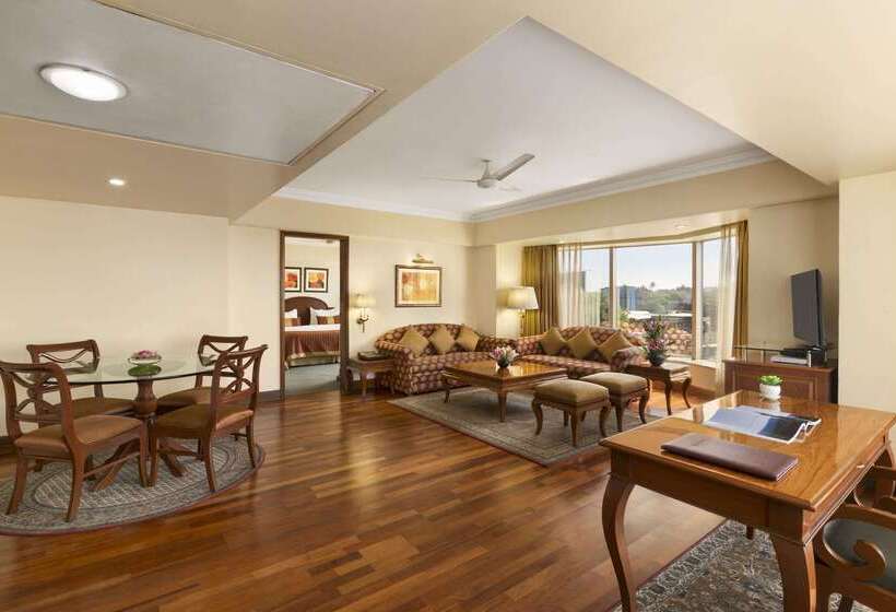 هتل Ramada Plaza By Wyndham Palm Grove