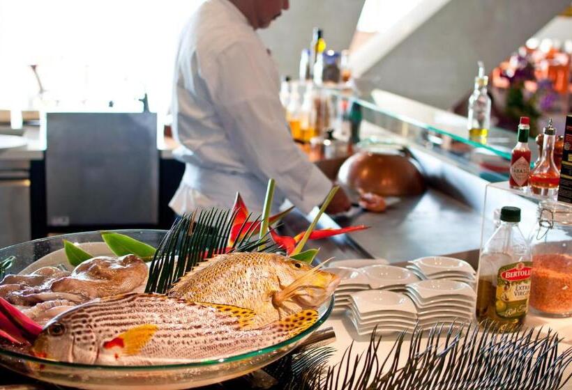 Отель Sheraton Okinawa Sunmarina Resort