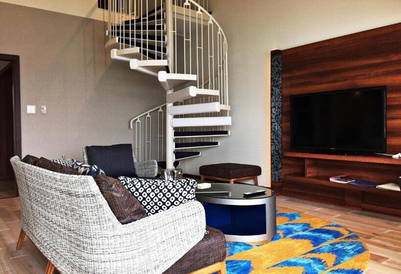 Отель Sheraton Okinawa Sunmarina Resort