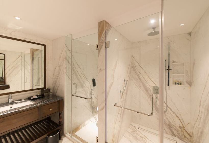 Отель Taj West End