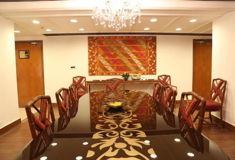 Отель The Ashok, New Delhi