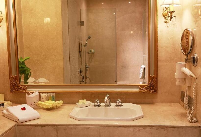 Отель The Ashok, New Delhi