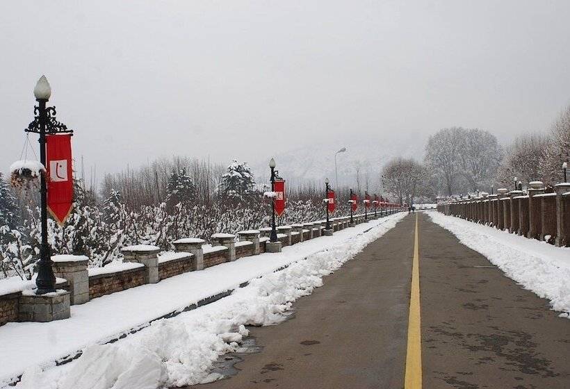 בית מלון כפרי The Lalit Grand Palace Srinagar