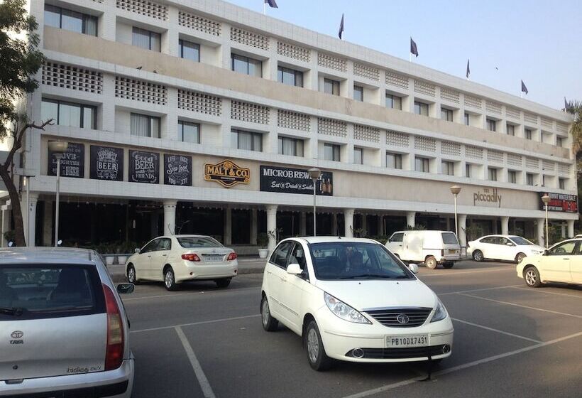 فندق The Piccadily  Chandigarh