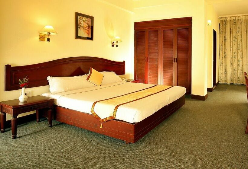 هتل The International