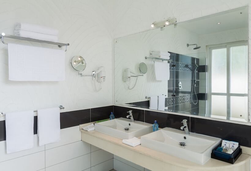 Отель Leopard Beach Resort And Spa