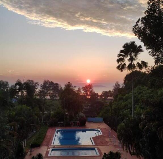 אתר נופש Mersing Merlin Inn