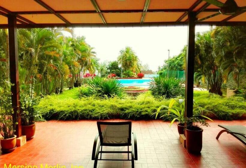 אתר נופש Mersing Merlin Inn